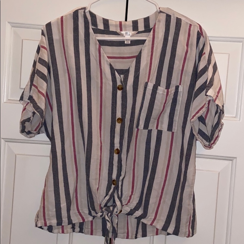 white tee w/ horizontal stripes